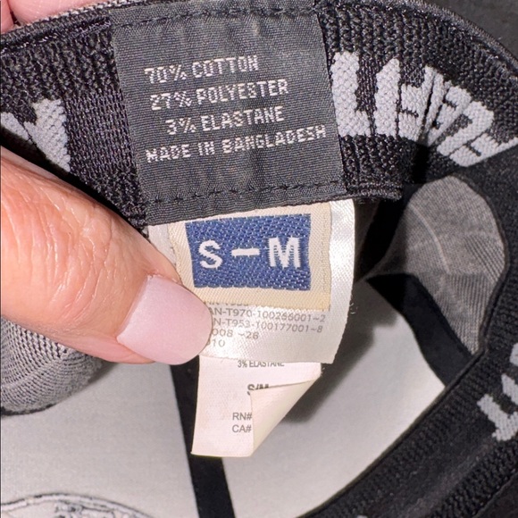 Vans Off The Wall Gray Plaid Flexfit Hat with Black Logo Patch size S-M L. New - Picture 5 of 8